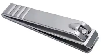 Herramientas profesionales para el cuidado de las uñas de los pies: cortaúñas recto de acero inoxidable y lima de cristal sobre una superficie limpia